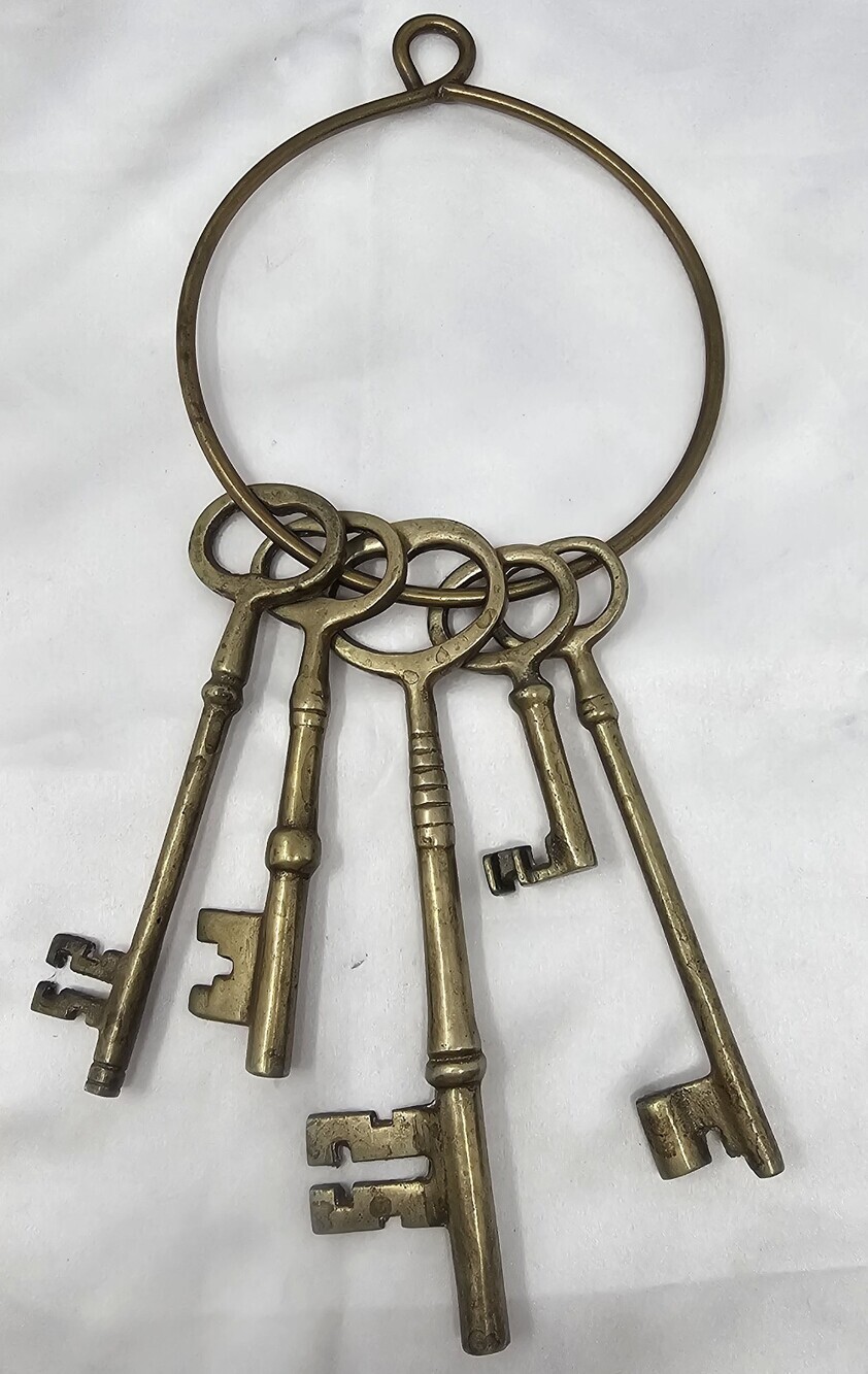 Vtg 5 Large Brass Skeleton Keys Ring Prop Jail Prison Gate Decorative Victorian